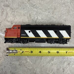Vintage Bachmann HO scale Canadian National diesel locomotive #9162